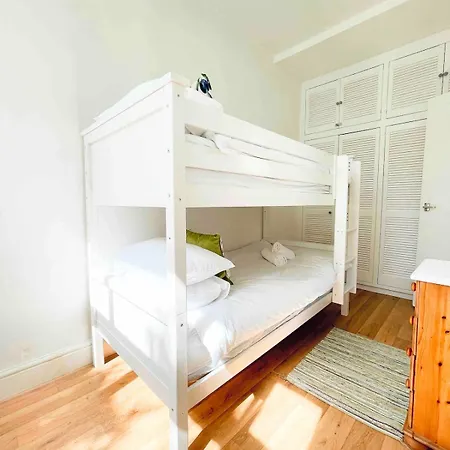 דירה Mermaid Apartment, A Colourful Coastal Escape By The Sea, Child Friendly